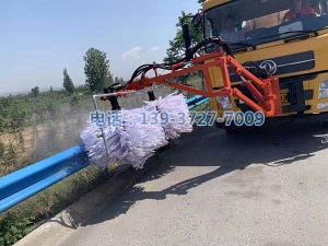 河南省駐馬店市公路管理局丁局長(zhǎng)與我司合作研制成功新型護(hù)欄清洗機(jī)