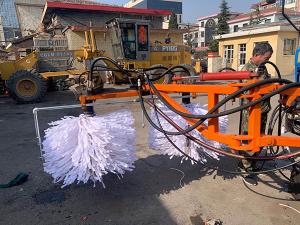 2020年11月11日山西省晉中市昔陽(yáng)縣公路管理段與河南都市機(jī)械設(shè)備有限公司合作，在宋段長(zhǎng)王隊(duì)長(zhǎng)凌師傅的精心安排指導(dǎo)下與喬主任祝師傅的積極努力，成功研制出了加寬雙護(hù)欄板600mm護(hù)欄清洗機(jī)